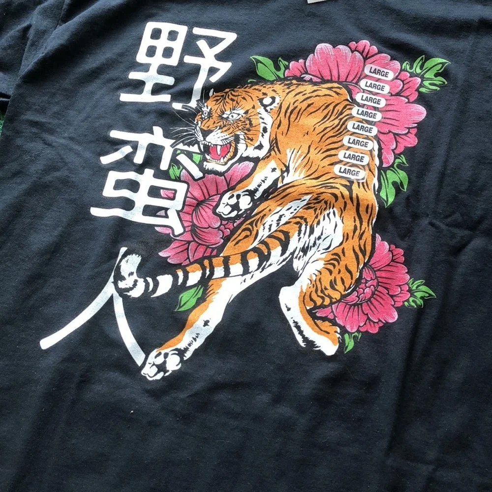 T-Shirt With Graphic Design - Picture 4 of 5